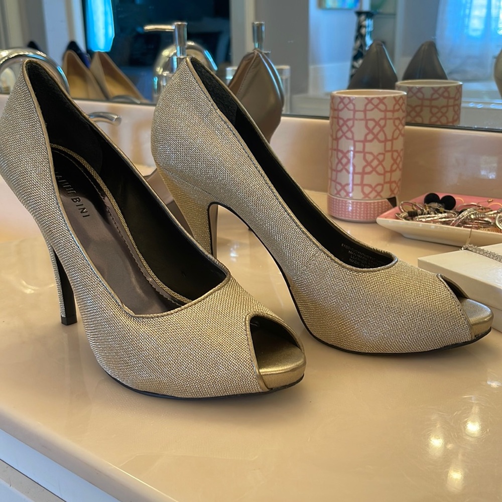 Elegant gold shiny heels!